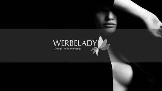 Frau im Hintergrund mit dem Werbelady Logo - schwarz weiß